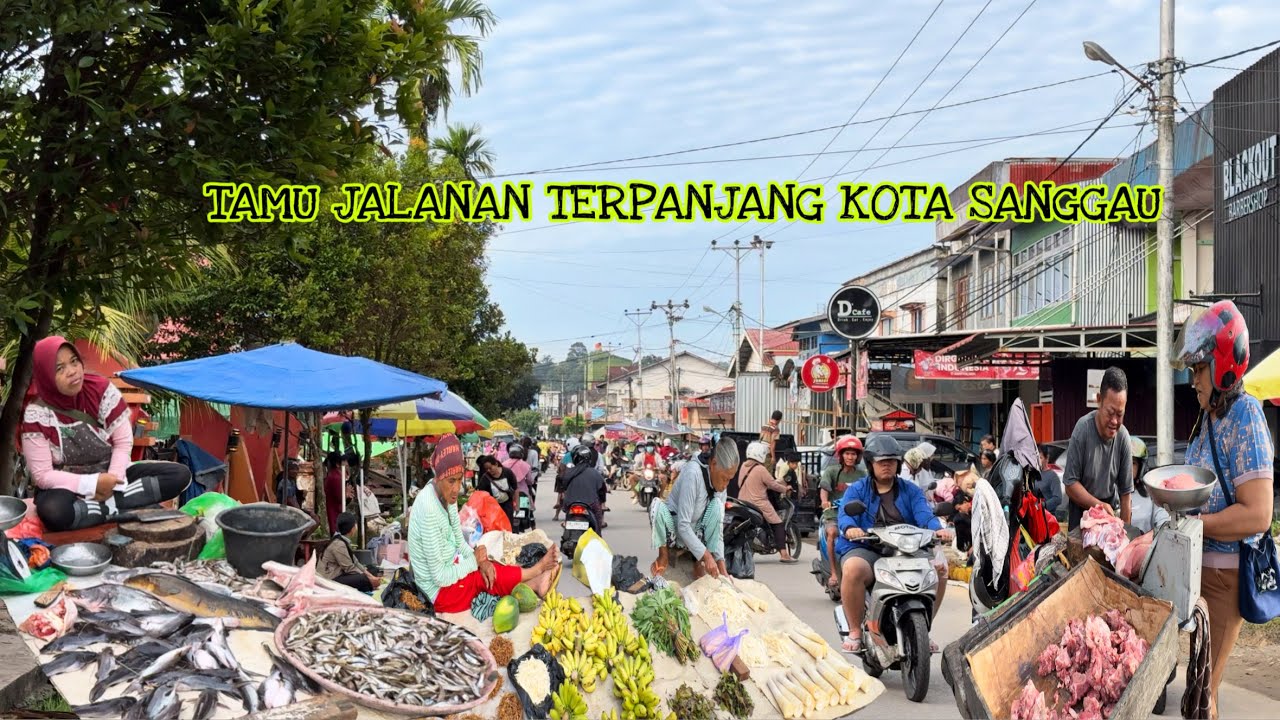TAMU JALANAN TERPANJANG KOTA SANGGAU // SUKU DAYAK MENJUAL HASIL HUTAN & HASIL SUNGAI…//