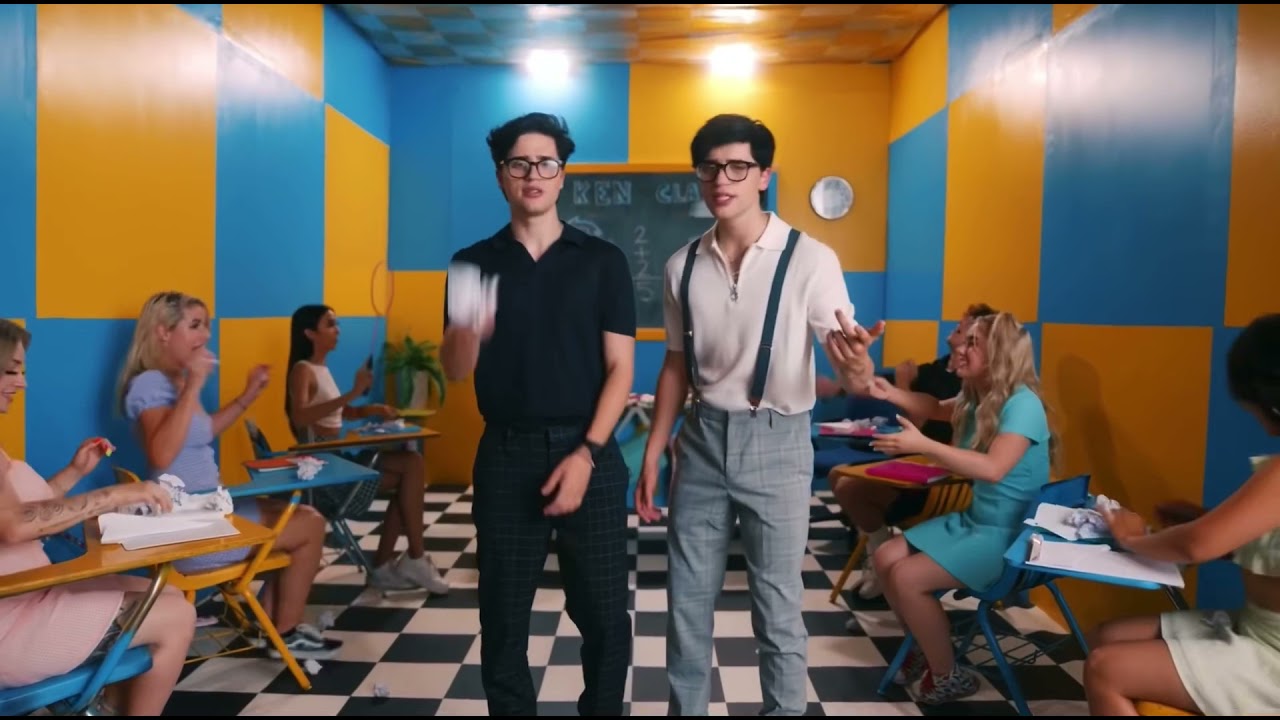 Asi Te Quiero Ver - Martinez Twins (Music Video)