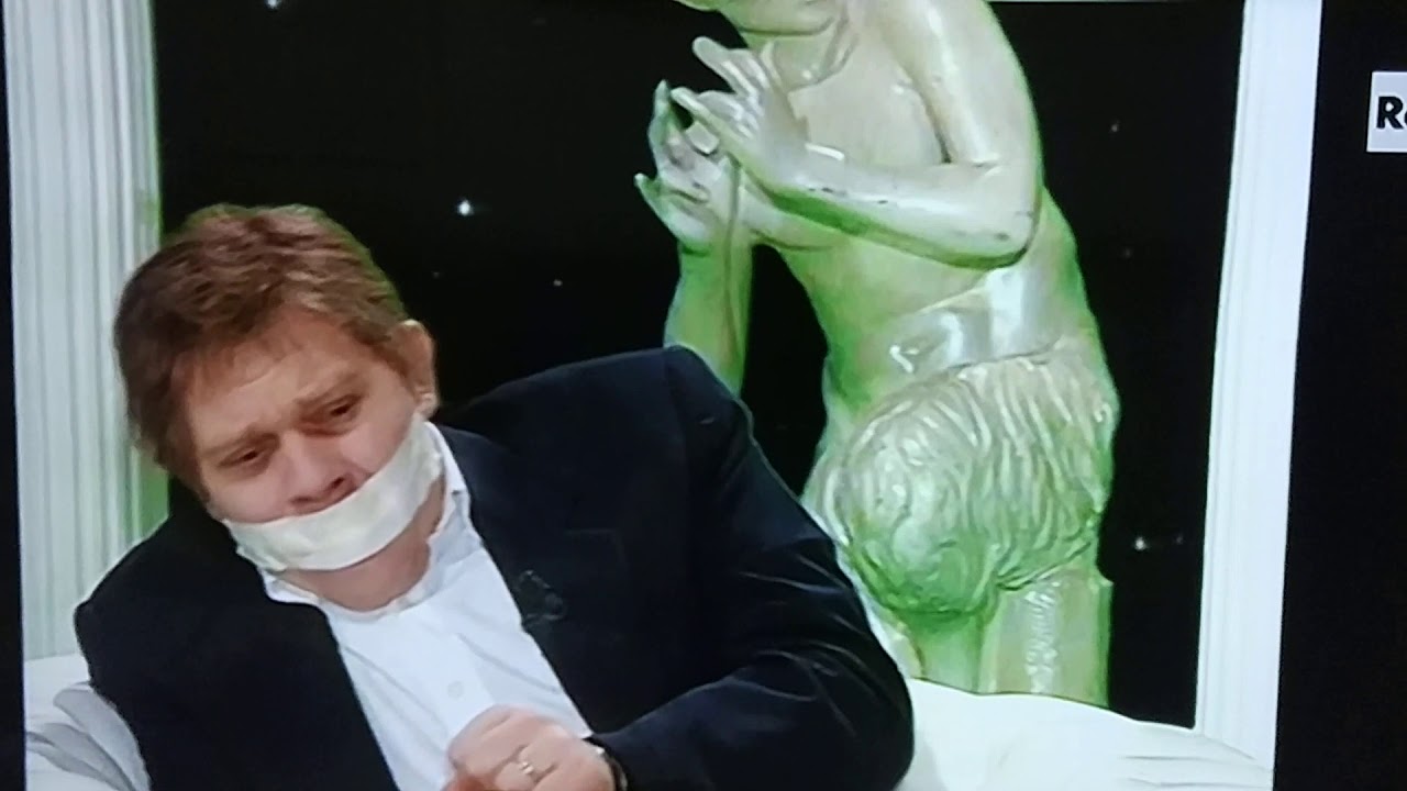 Corrado Guzzanti interpreta il Prof La Porta