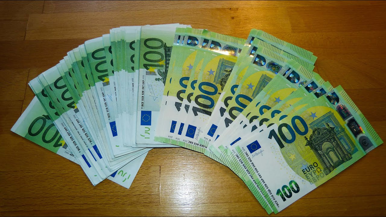 Counting NEW and old 100 EURO banknotes