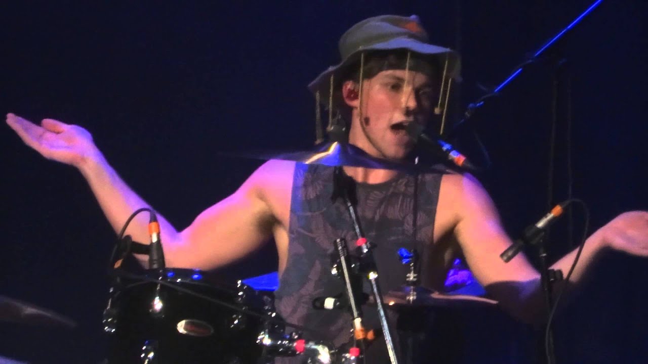 5SOS Manchester 25.2.14 - Ashton broke his drums