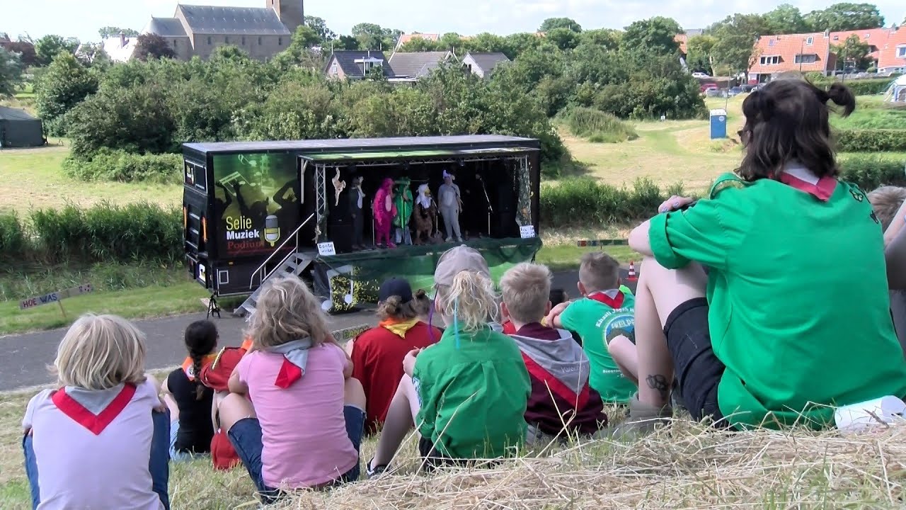 Scoutingleden vermaken zich tijdens jungleweekend op Oosterland