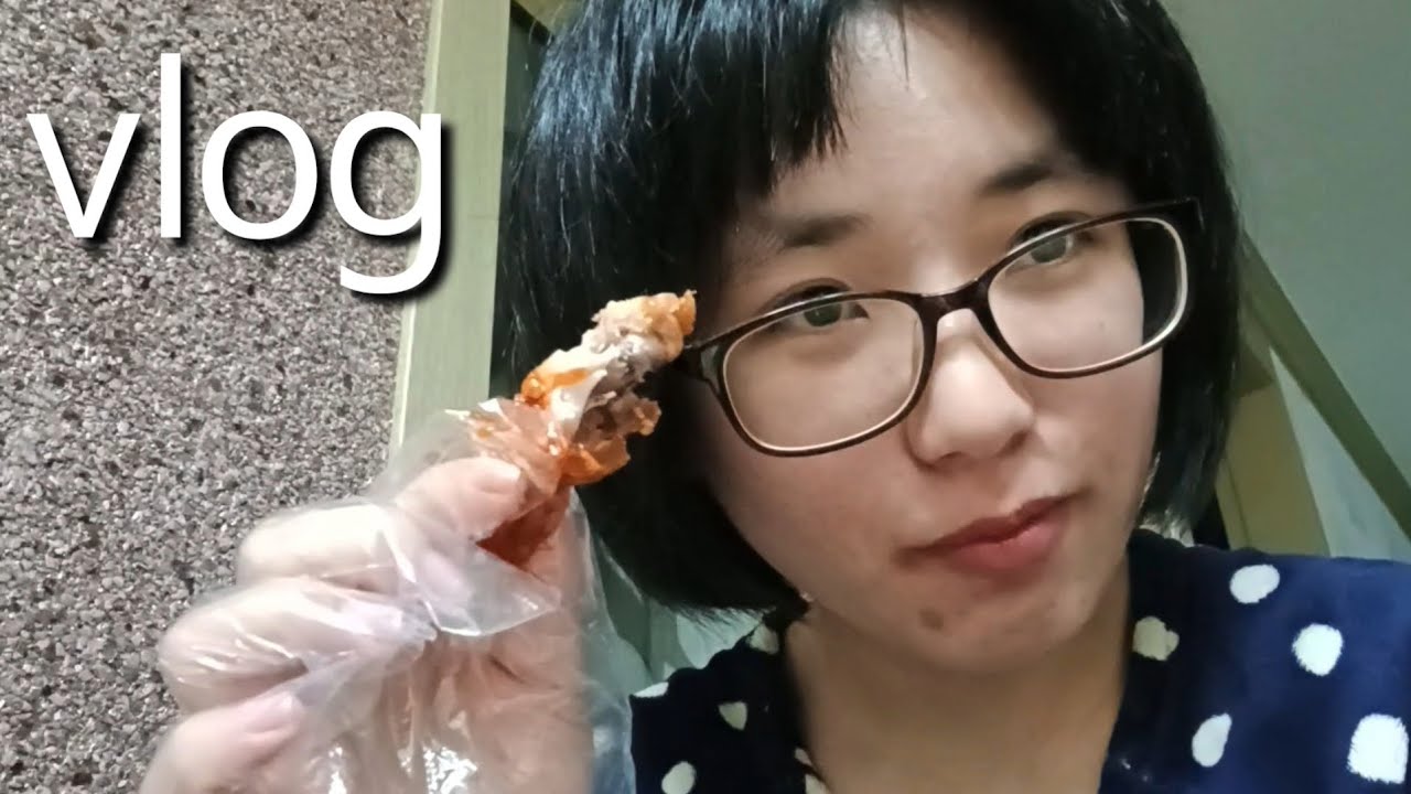 집에서 보내는 조용한 하루 | 끓이고, 썰고, 바르고, 먹는 일상 | 라면·소금빵·양념치킨으로 채운 힐링 브이로그🌿