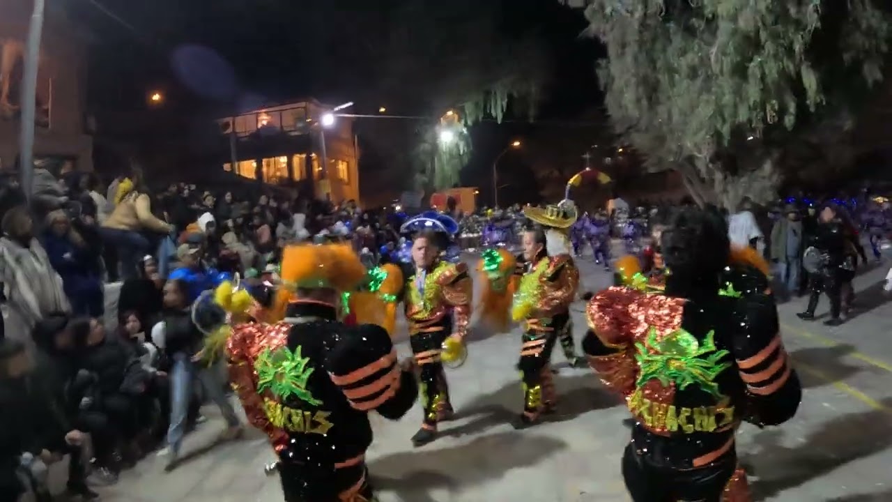 CAPORALES ZAMBOS SAYAS EN LA FIESTA DE AYQUINA 2025, SALIENDO DE LA PLAZA