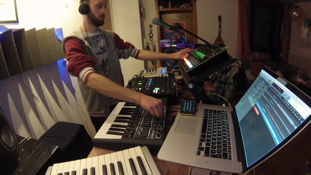 Minimalistic Live Jam & Aira TR8, Arturia MiniBrute, EMU Planet Phat, MPC Renaissance, DRC app)