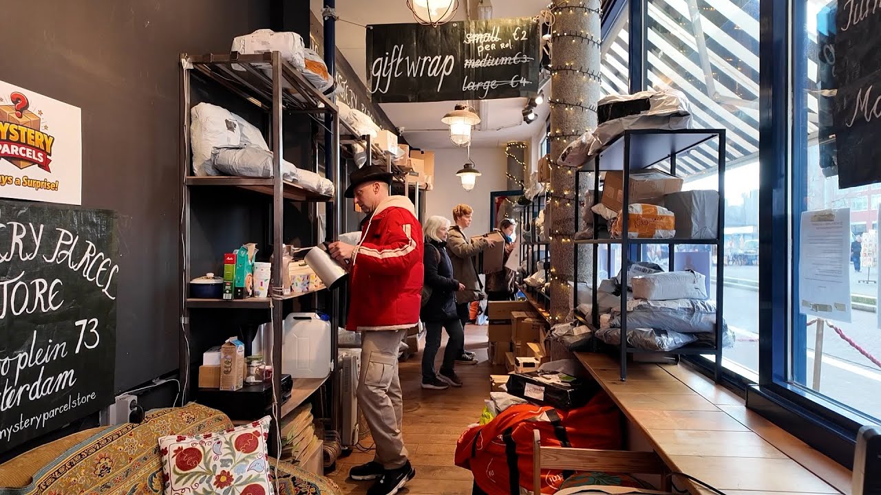 Winkel op Waterlooplein verkoopt kwijtgeraakte pakketjes