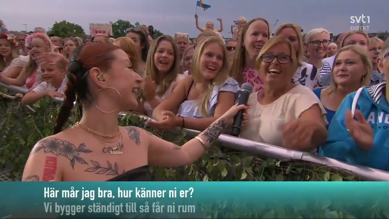 Allsång, Musik skall byggas utav glädje. Med Zoe Lobos, Pernilla Wahlgren.  Allsång på skansen 2024.