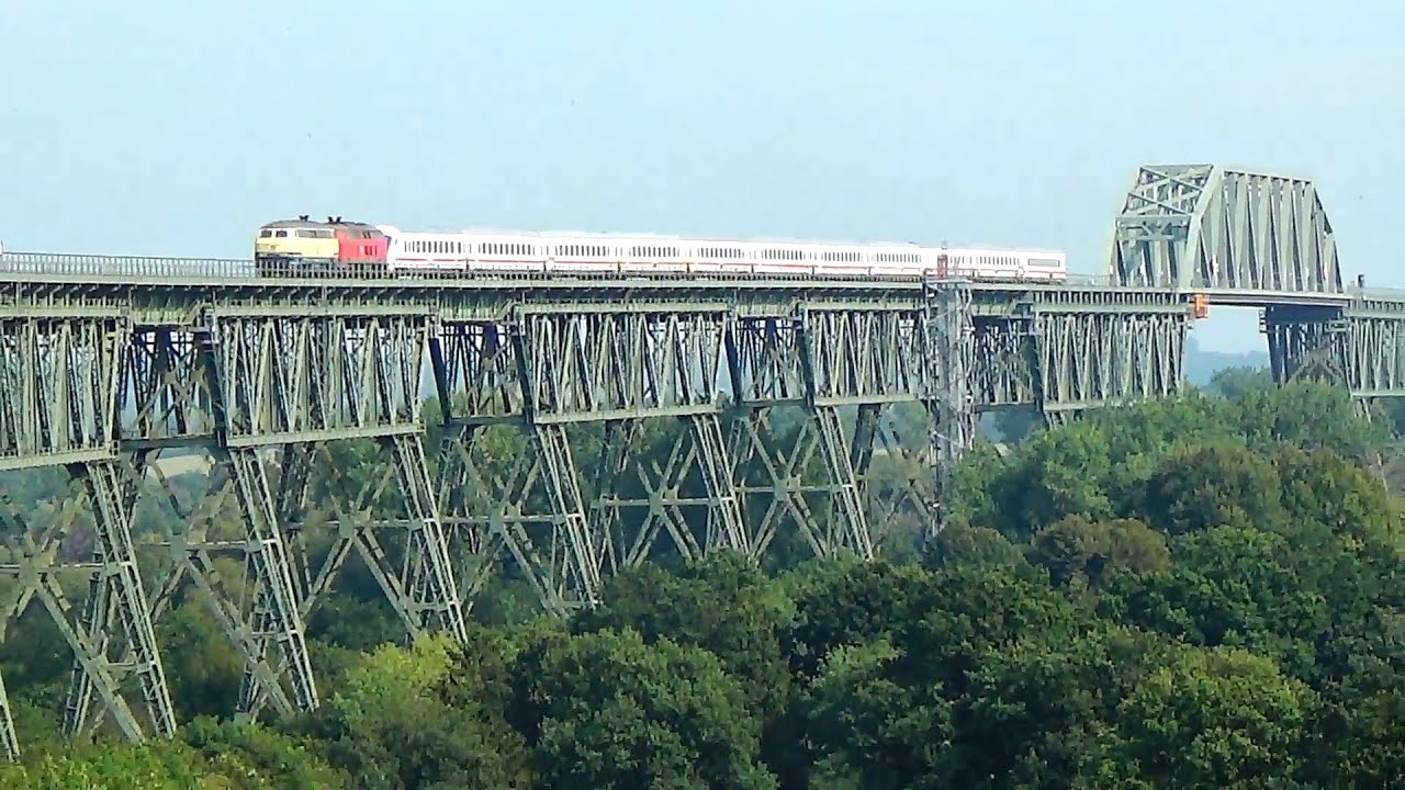 Diesel - Lokomotiven BR 218 Doppeltraktion mit IC und BR245 &uuml;berqueren die Eisenbahnbr&uuml;cke Hochdonn