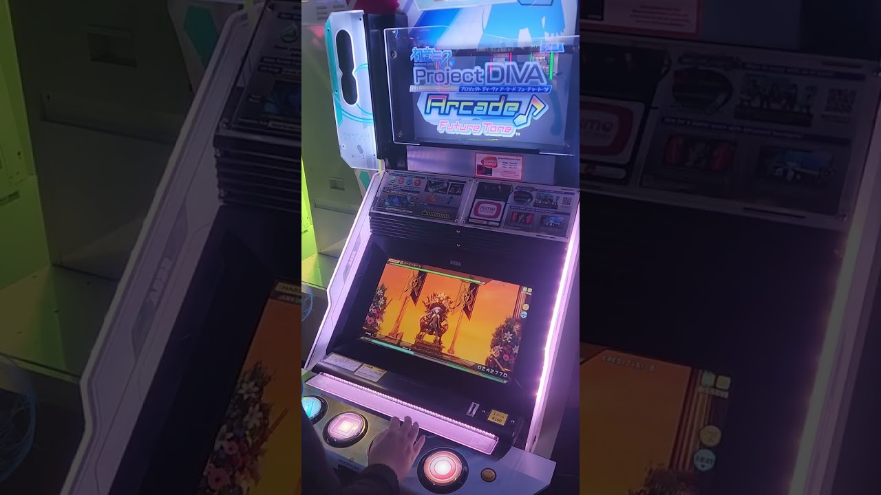 Playing ghost rule on a project diva arcade machine as hatsune miku at round one!