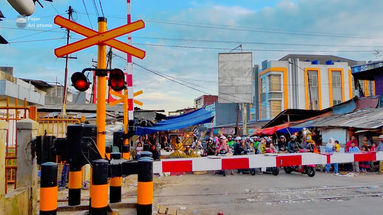 Rusak? sirine unik bikin gemes palang kereta api perlintasan pasar tradisional
