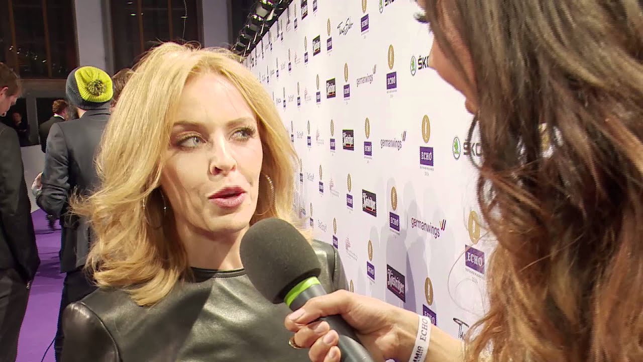 Kylie Minogue mit Alexandra auf dem lila Teppich
