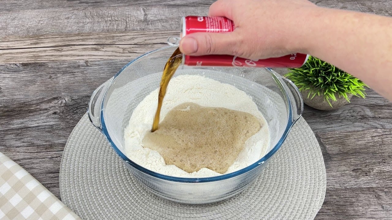 Просто добавьте кока-колу в муку, и хлеб готов! Новый рецепт вкусного хлеба