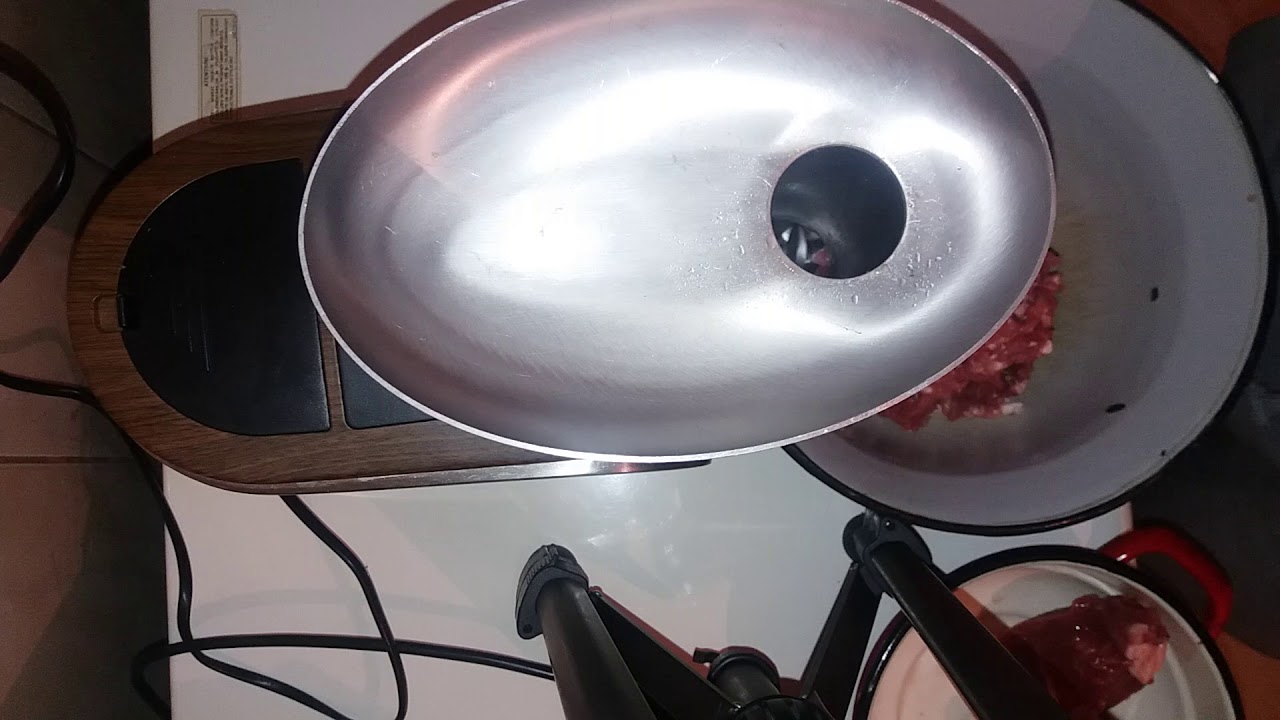 Masina de tocat Heinner MG16TA-WX, 1600W, accesoriu rosii, Wood/Inox -in action!