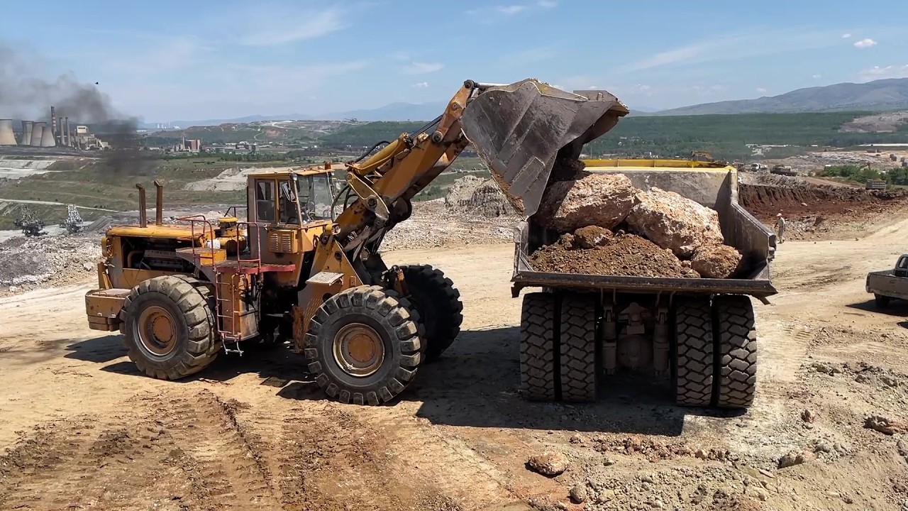One Of The Toughest Machines Ever Build, Caterpillar 992 Still On Duty
