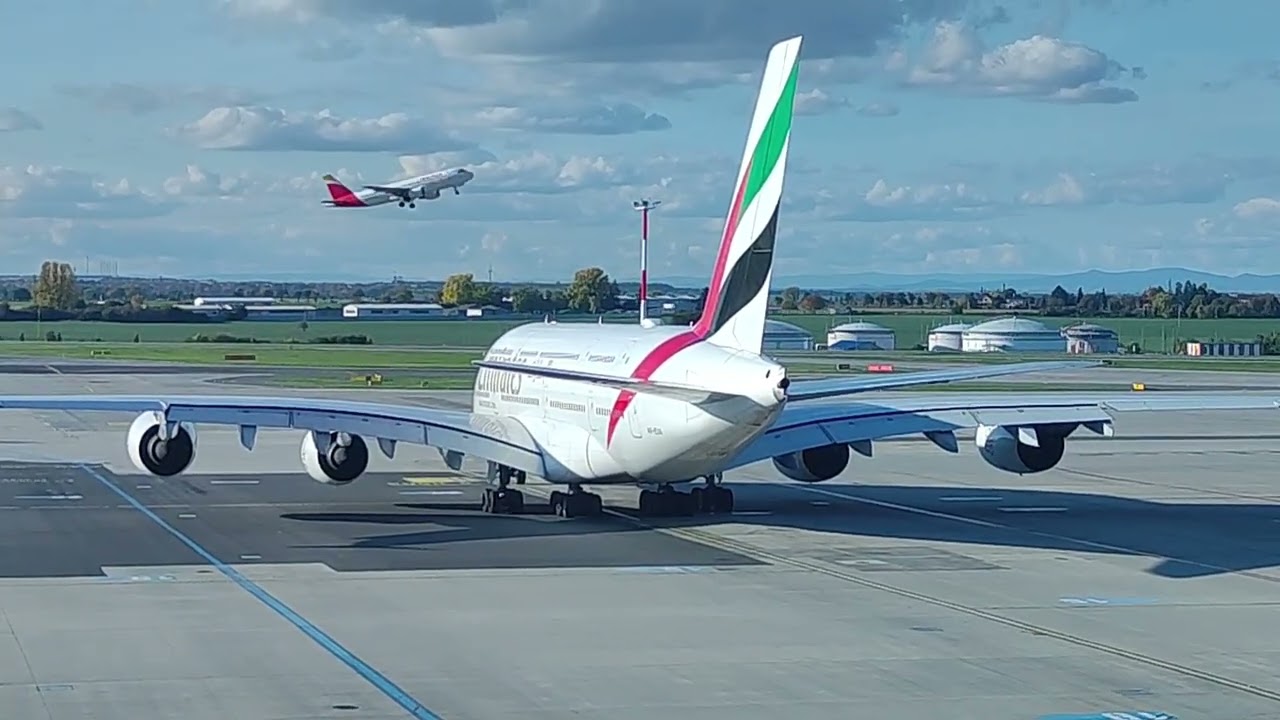 Odlet Airbusu A380 Emirates z Prahy do Dubaje, departure Airbus A380 Emirates from Prague for Dubai.