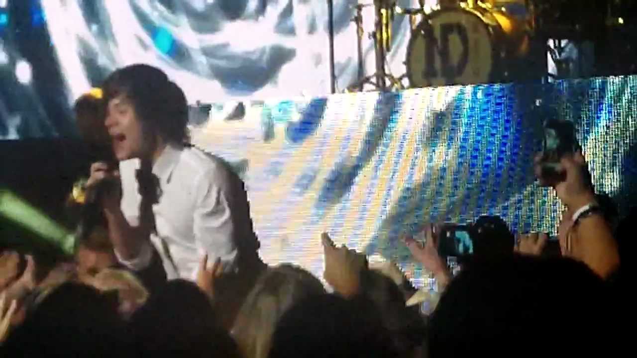 One Direction | I Want (HARRY & LOUIS JUMP INTO THE CROWD) [HD]