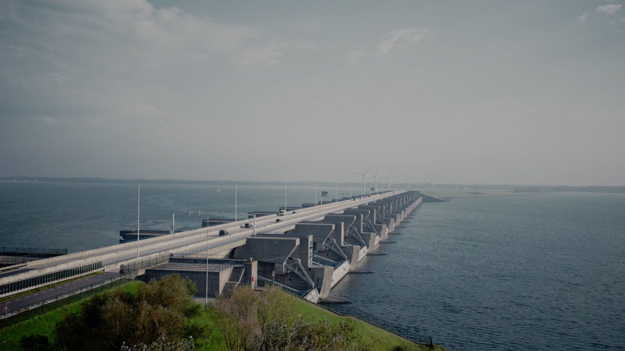 Hoe werk je aan een sluizencomplex en een stormvloedkering in &eacute;&eacute;n? | Deltawerken in topconditie