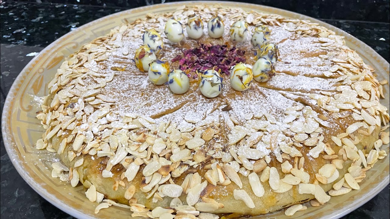 بسطيلة بالدجاج واللوز على حقها و طريقها هماوية ديال تحميرت لوجه