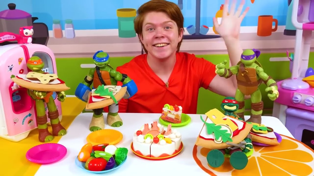 Les superhéros jouets préparent une pizza. Cuisine avec jouets