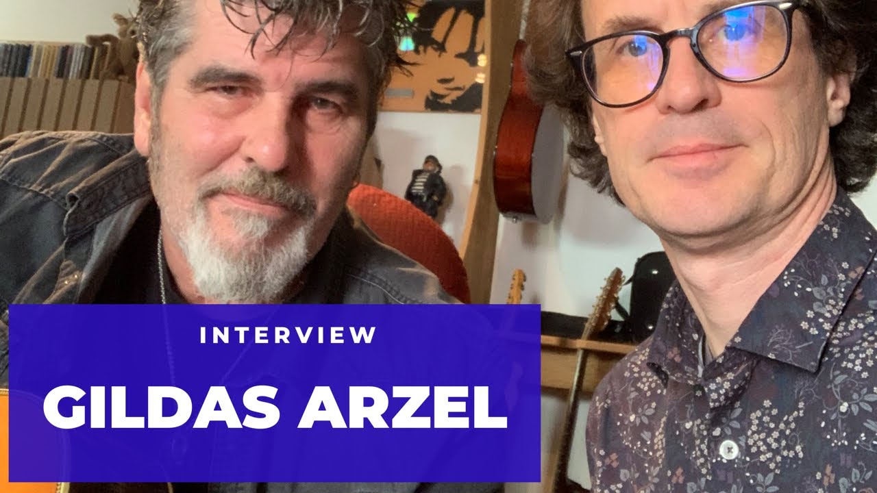 Interview Gildas Arzel à coeur ouvert guitare à la main dans son studio