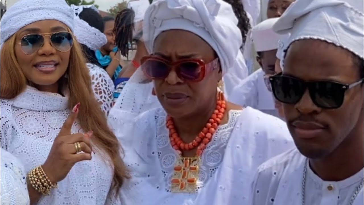 Moment Queen Mother Iyabo Ojo Pays Last Respect to Fathia Balogun’s Late Mother 