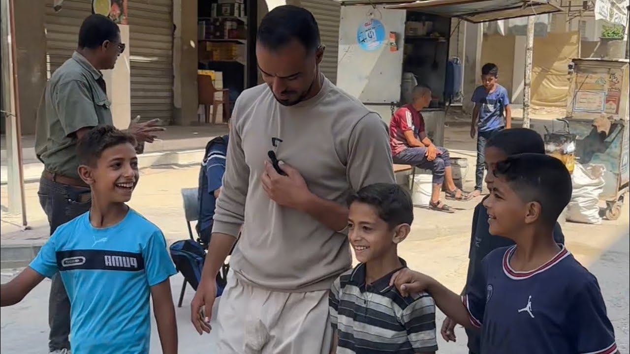 فرحة الاولاد بالشارع بالملابس شيرك تعليقك مهم