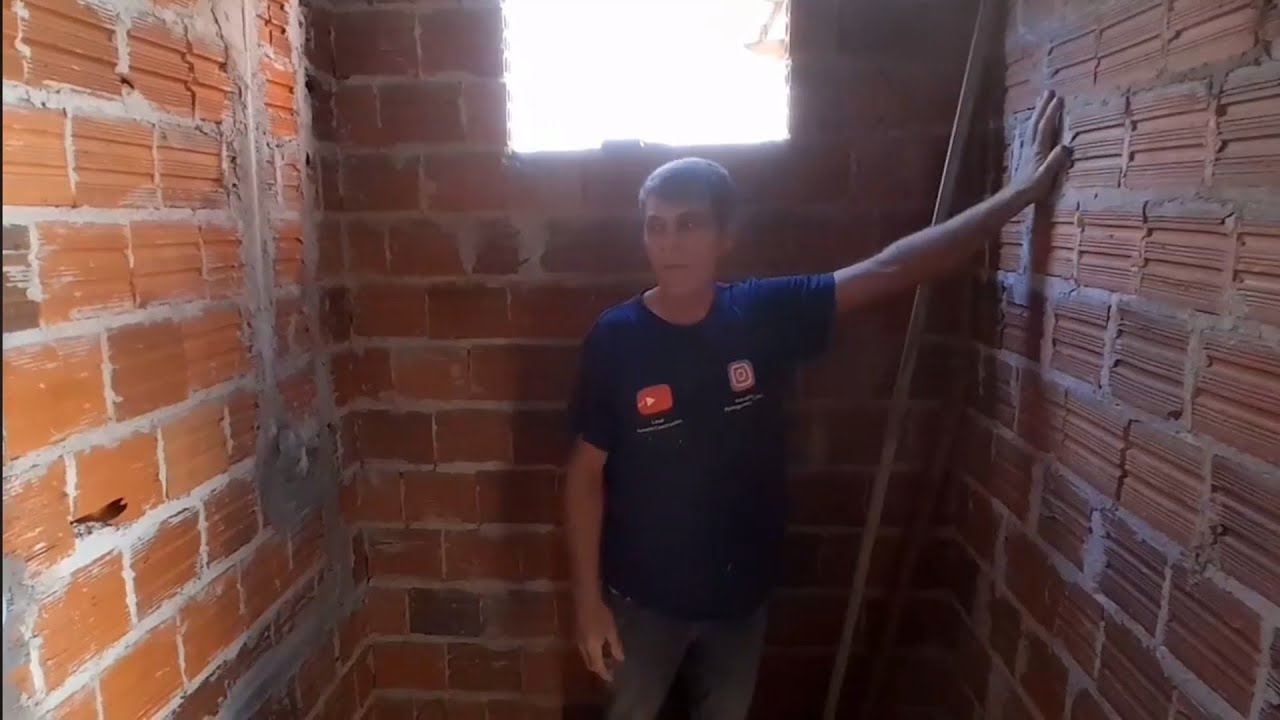 Rebocando banheiro no prumo e esquadro .