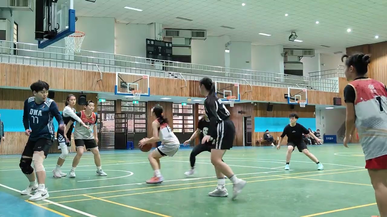 2/8龍岡國中V.S籃球打起來🏀第四段，差點跑錯框🤣還好沒有而且得分收尾，水啦🎊晨庭有干擾到對方出手而後我方取得球權，讚一個👍還有zoo一條龍帶過前場很可以🫡Bear、小安、157都跑的好拼（感動🥹