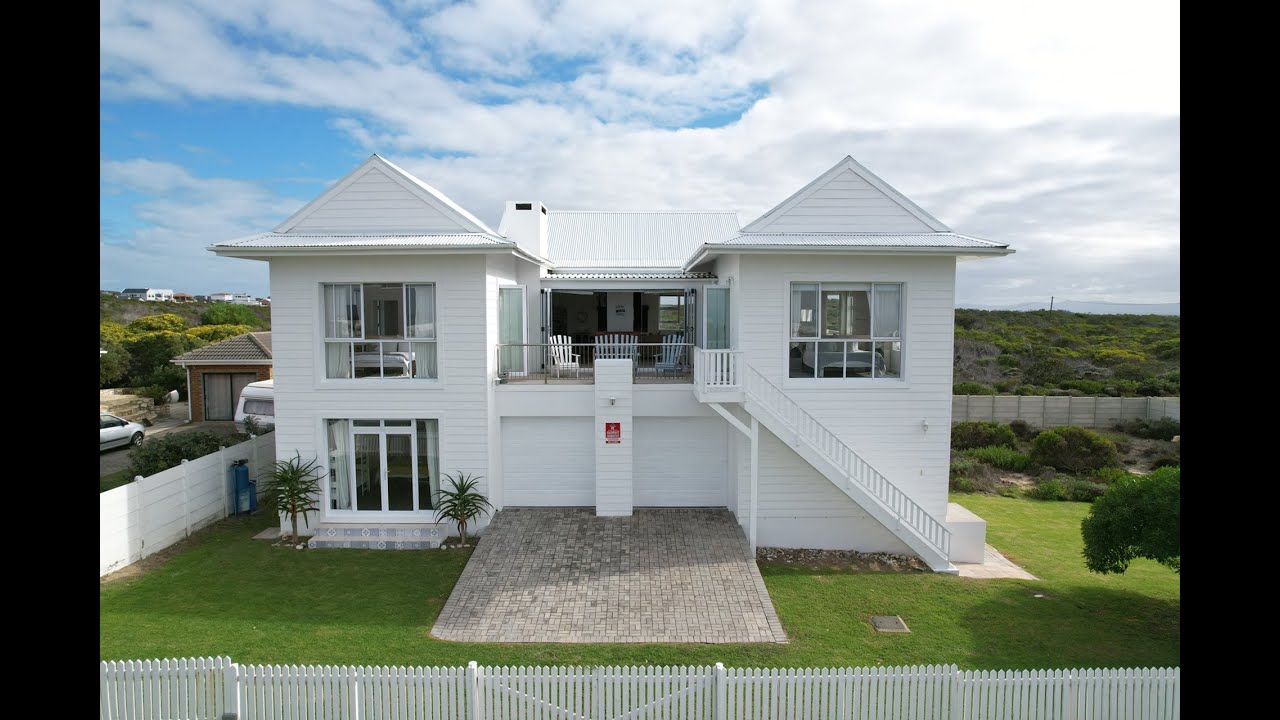 5 Bedroom House For Sale in Struisbaai, Western Cape
