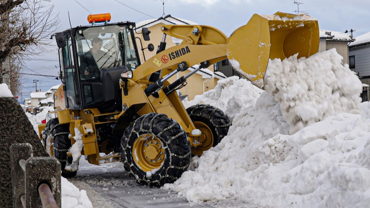 狭い住宅地の排雪 ホイールローダー4台 ダンプ16台が稼働する #建設業 #除雪