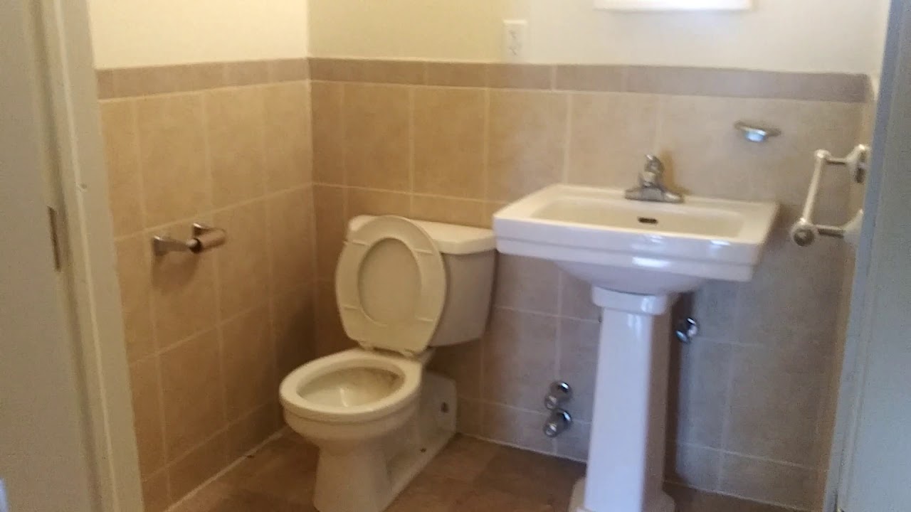 😍 MASSIVE unit w/1.5 bath and laundry in building.