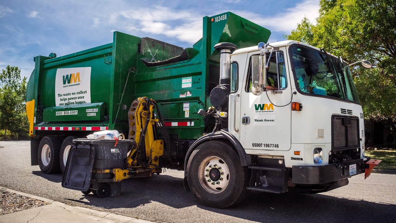 Autocar ACX - McNeilus AutoReach Garbage Truck