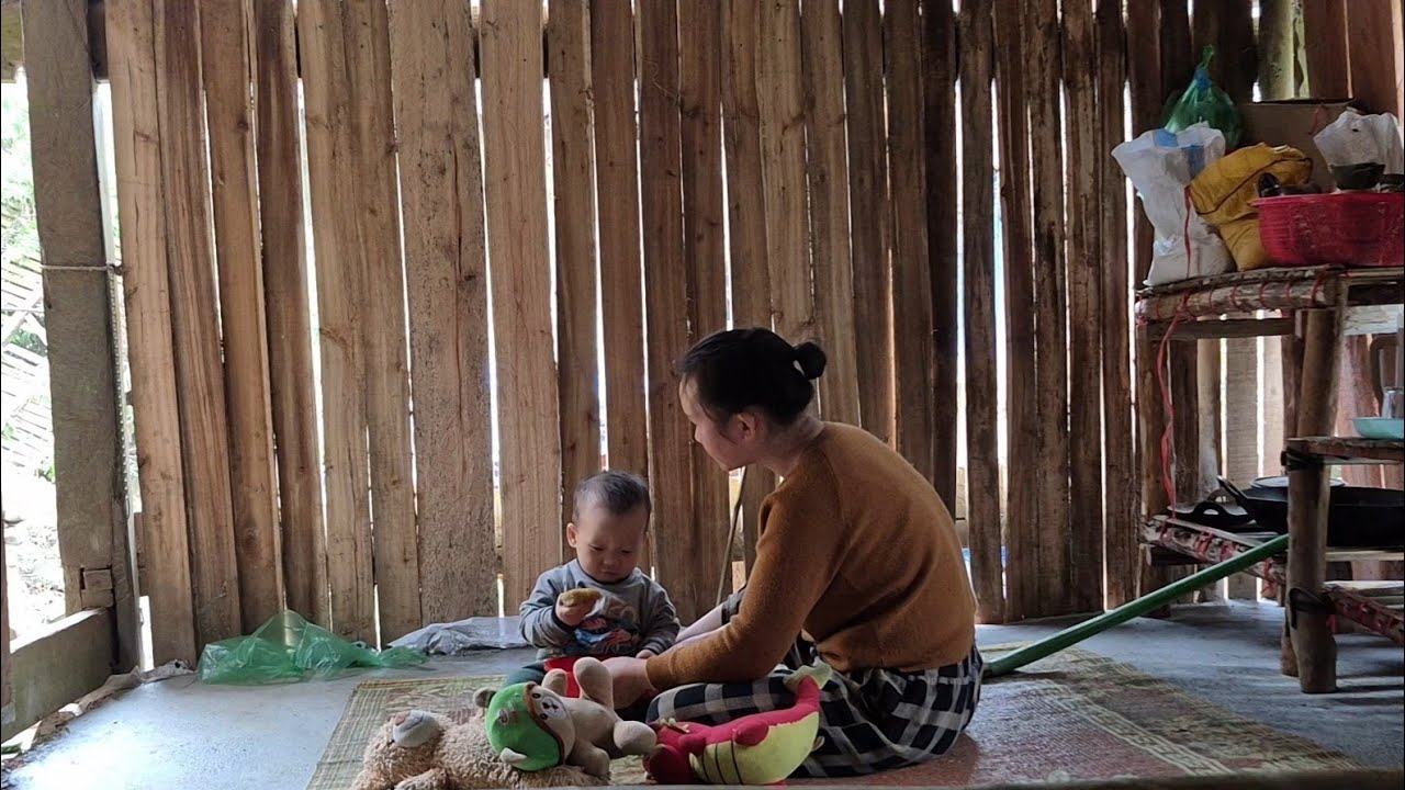 Because it was raining and the barbershop was far away, Ly Thi Hoa cut her son's hair herself.