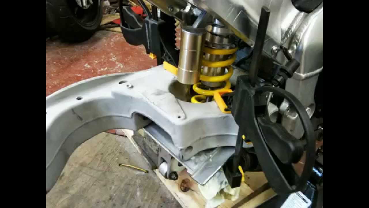 Yamaha YZF-R1 swinging arm.