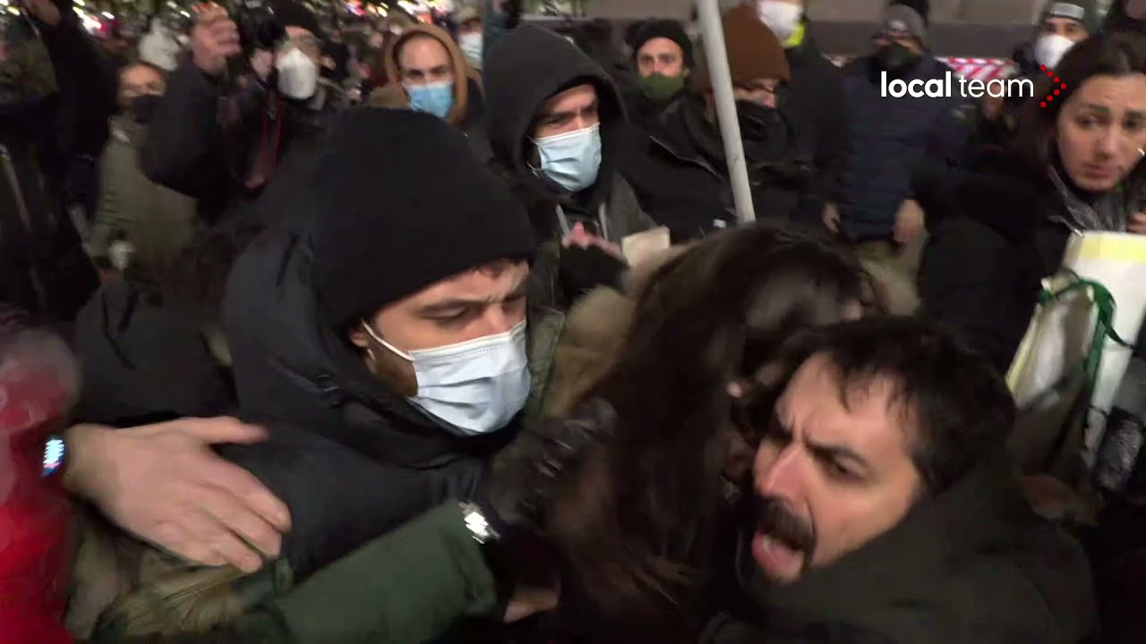 Milano, protesta No Pass in piazza del Duomo: fermi e identificazioni polizia