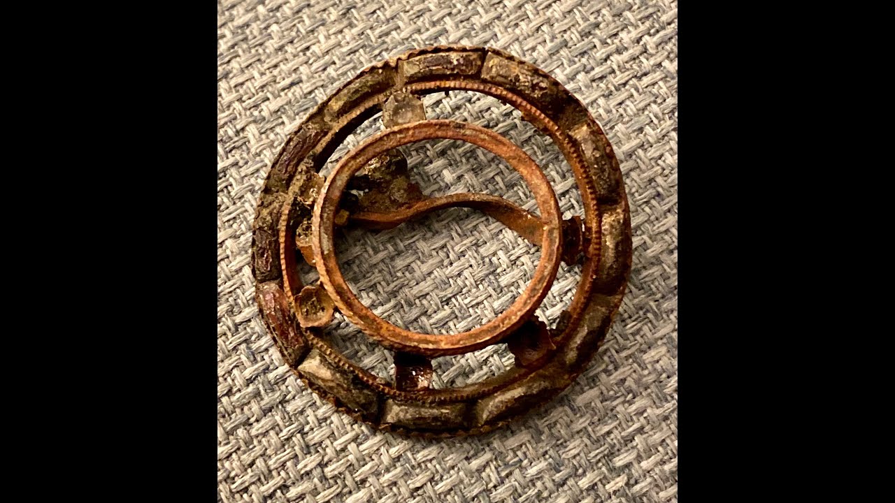Golden Mask 4WD - Remains Of A Beautiful Old Brooch