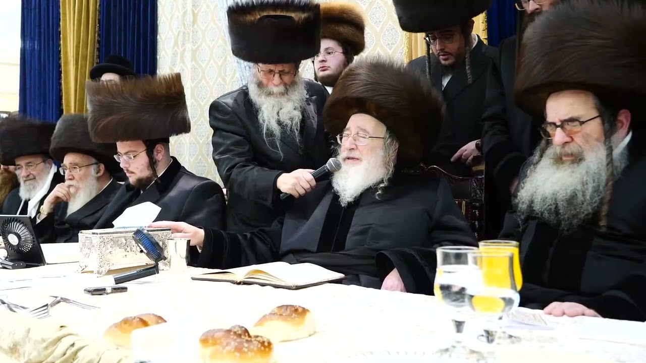 עֵינֵי עַמְּךָ בָּם תְּלוּיוֹת • האדמו״ר מספינקא שליט״א בשירת היה עם פיפיות בבכיות בשמחת נישואי נכדו