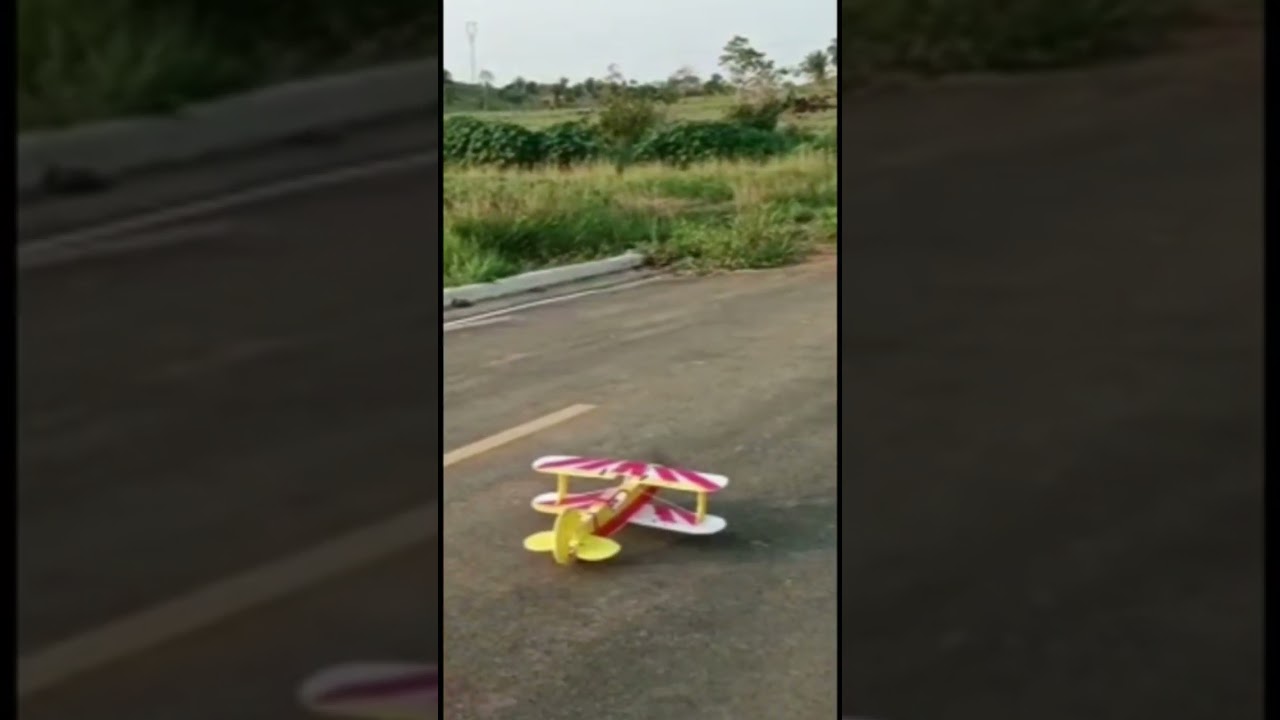 Aero biplano decolando 