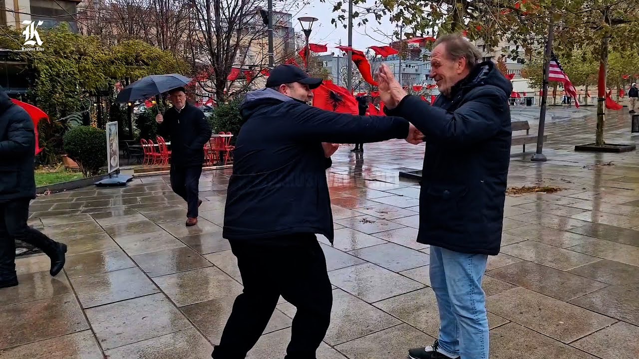 Aziz Salihi i tregon Ridvan Berishes se ende është në formë, demonstron një stil boksi!