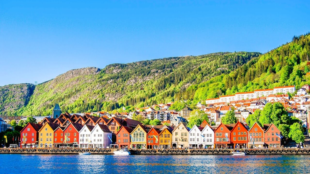 Discover Norway on Foot , Norway's Breathtaking Landscapes. Bergen's Stunning Streets.