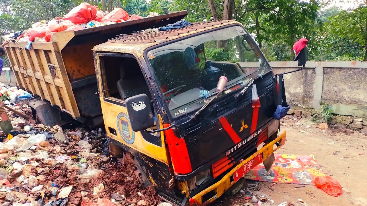 Dump Truk Sampah Amblas Terparah/Di Lokasi Pengankutan!!