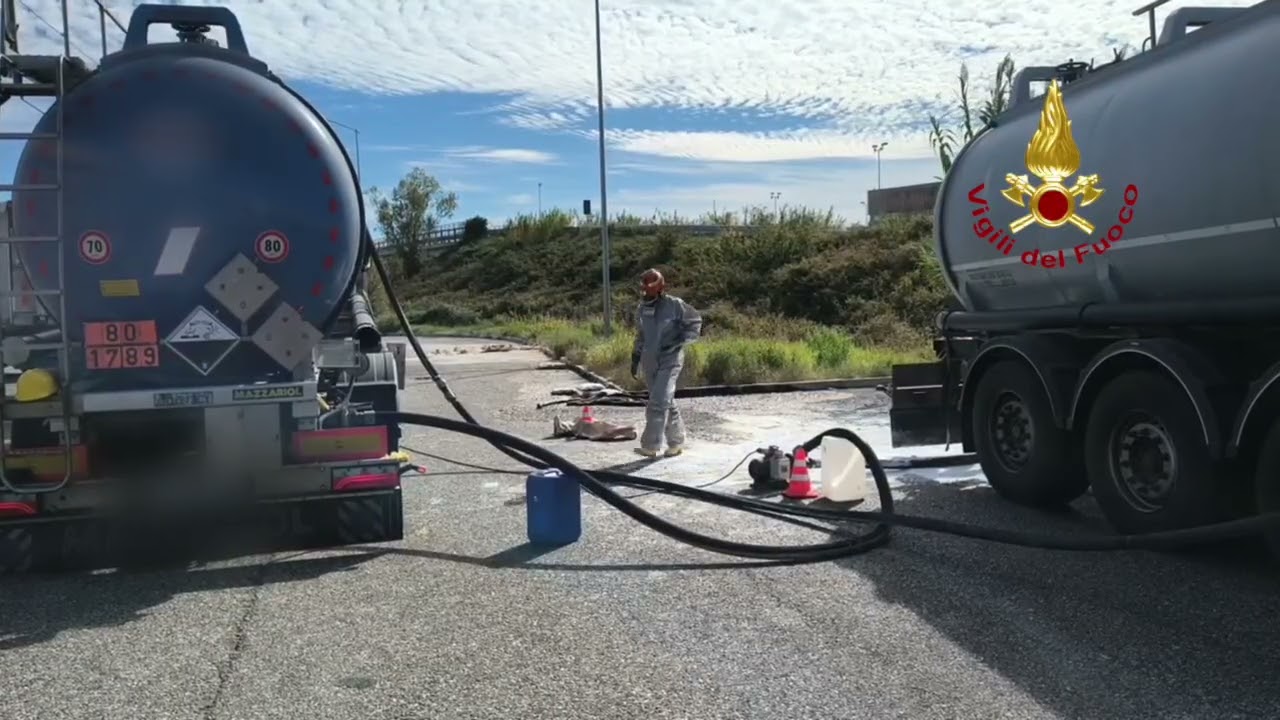 Tanker truck leaks hydrochloric acid onto the road - autocisterna perde  acido cloridrico a Fano