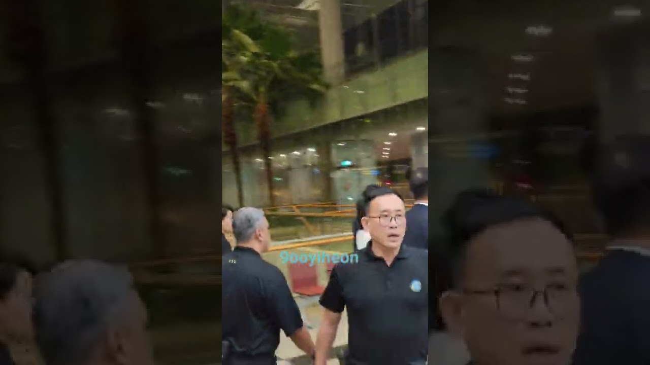 #ParkEunBin arriving at #Changi airport. Welcome to Singapore!