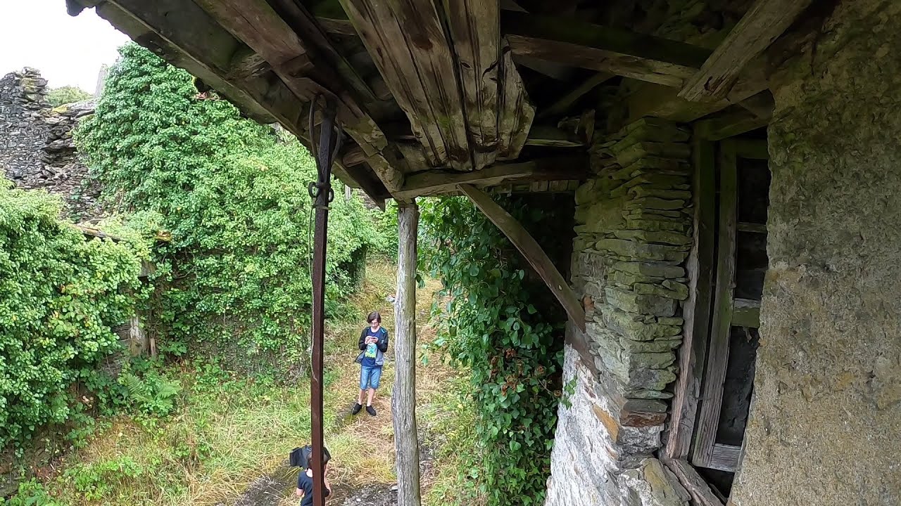 No encontramos ni un alma en esta aldea abandonada perdida en medio de las montañas || URBEX GALICIA