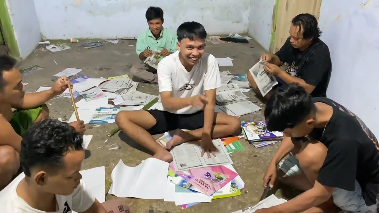 Bikin petasan kertas hari raya Idul Fitri petasan Lebaran