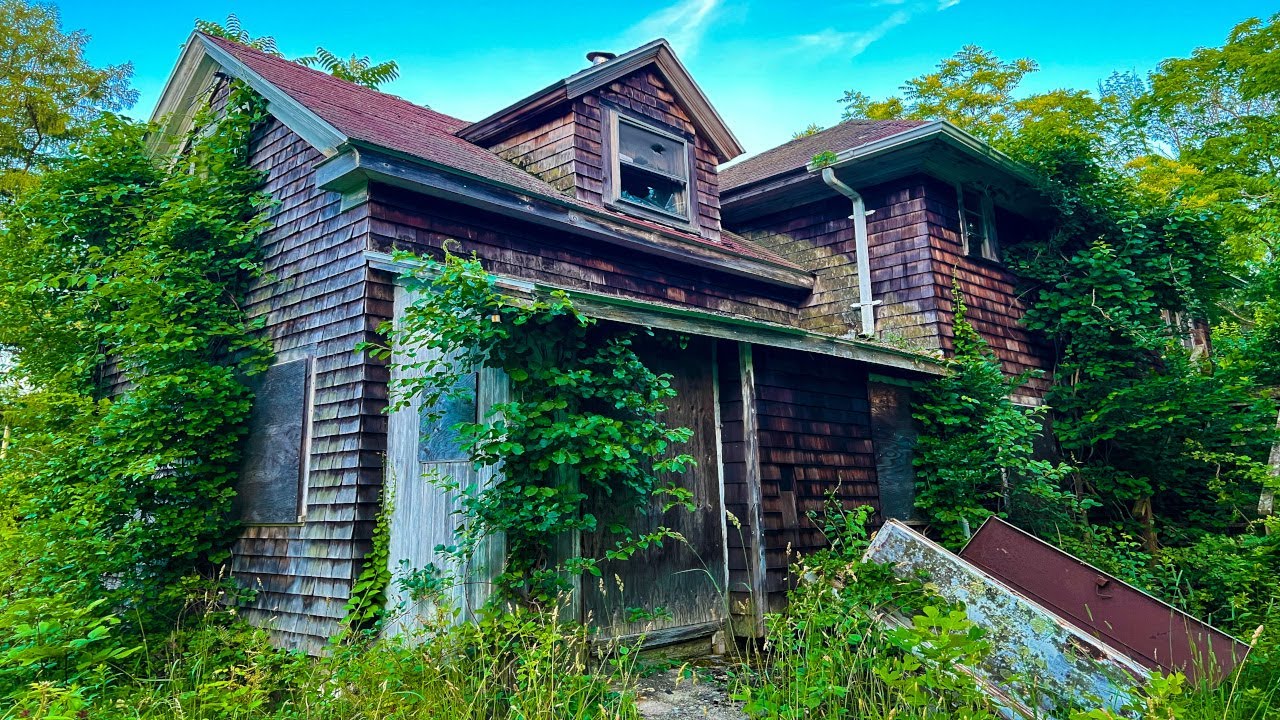 Exploring An Abandoned Semi Time Capsule House in the Woods w/ Four Foot Snake Inside! MUST SEE!