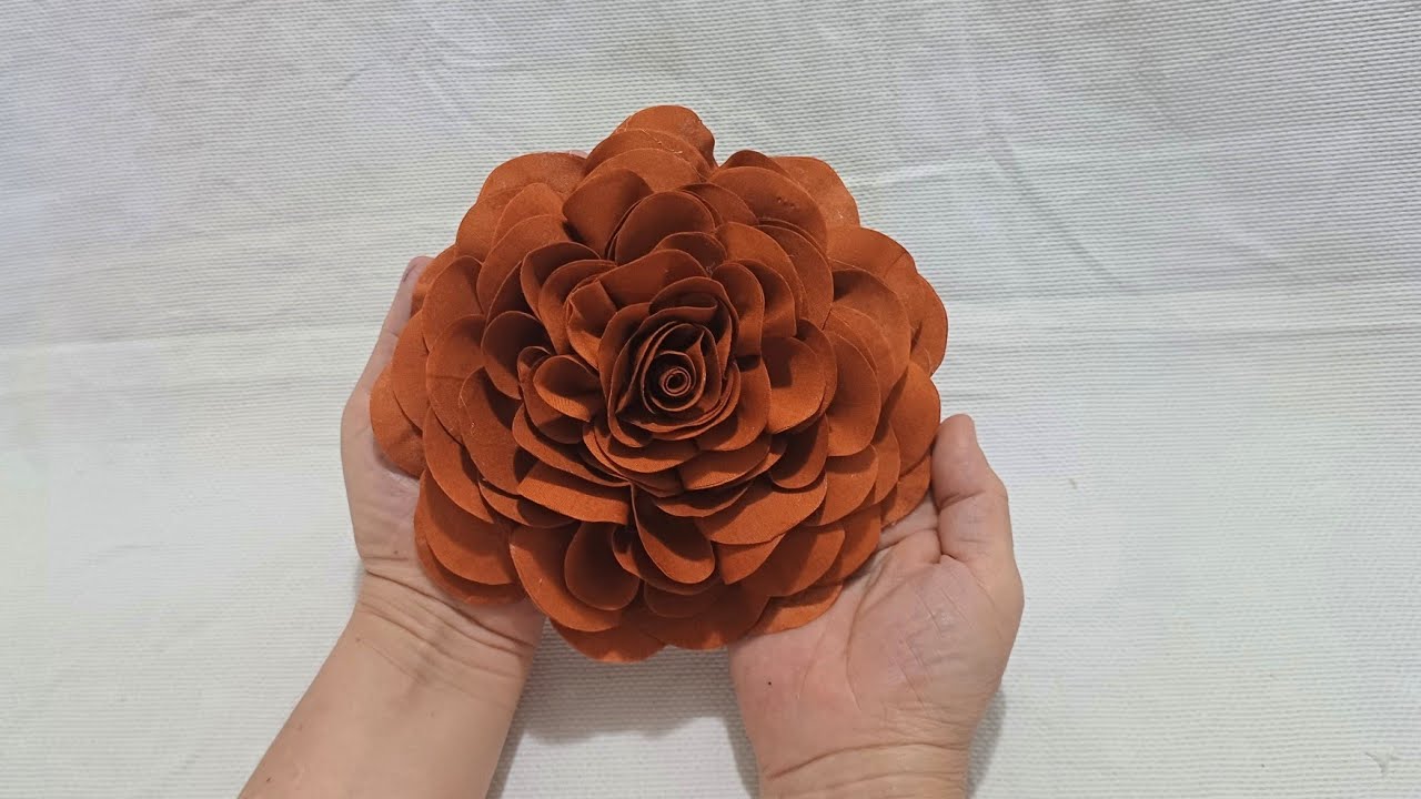 como fazer flor de tecido com tiras #floresdetela #artesanato #diy flores engomada #tutorial