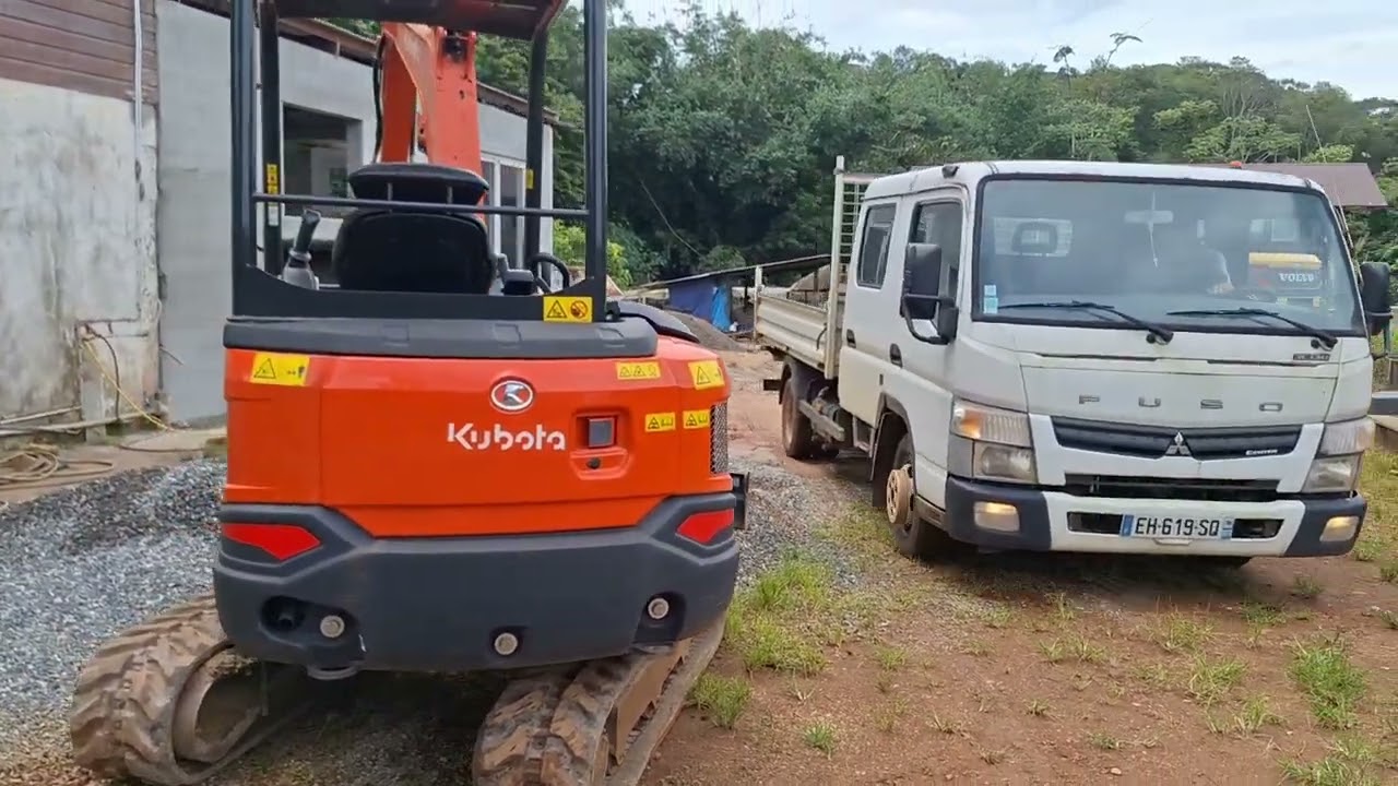 Kubota KX030-4 & Fuso CANTER 11062024 Hmguyane