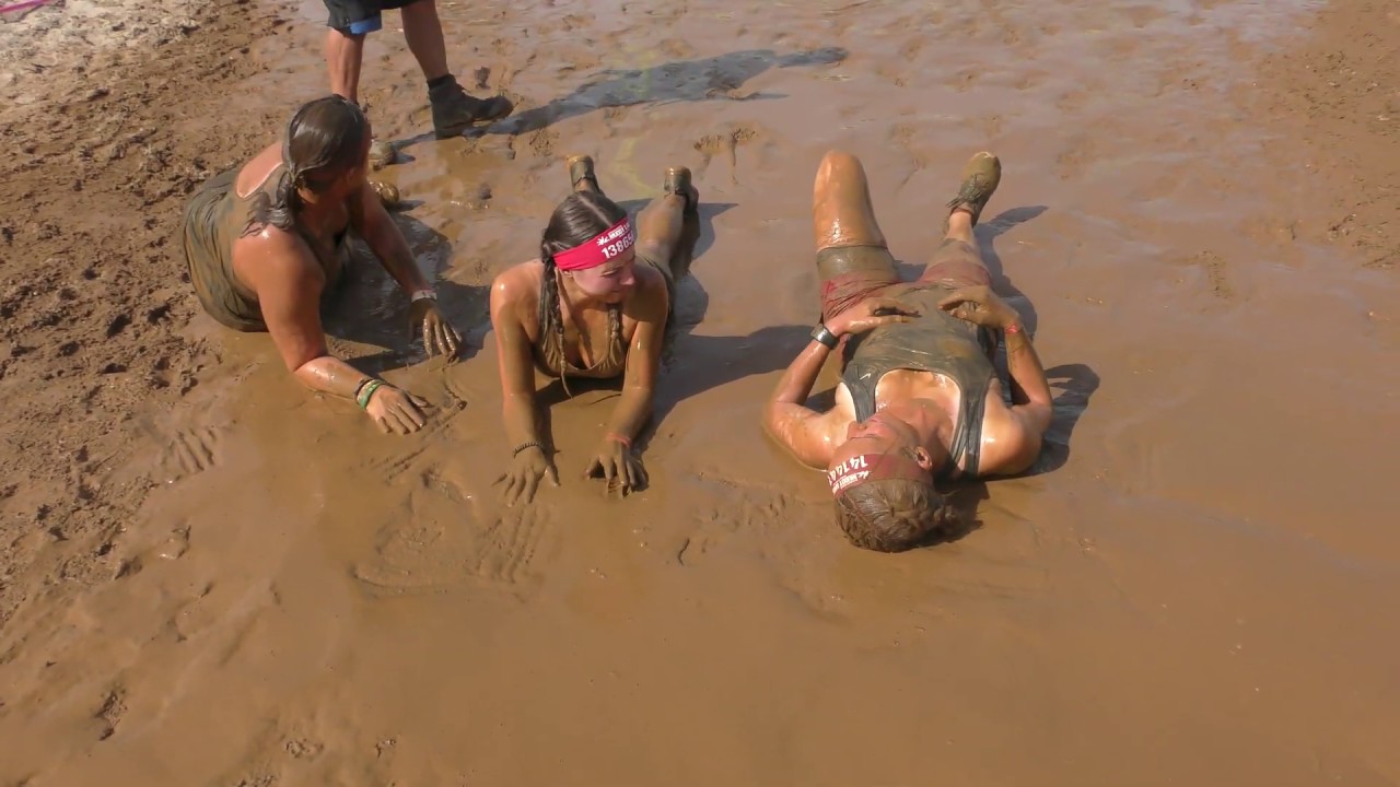 Muddy Angel Run Berlin 2019 Saturday: last group at the mud dunk obstacle
