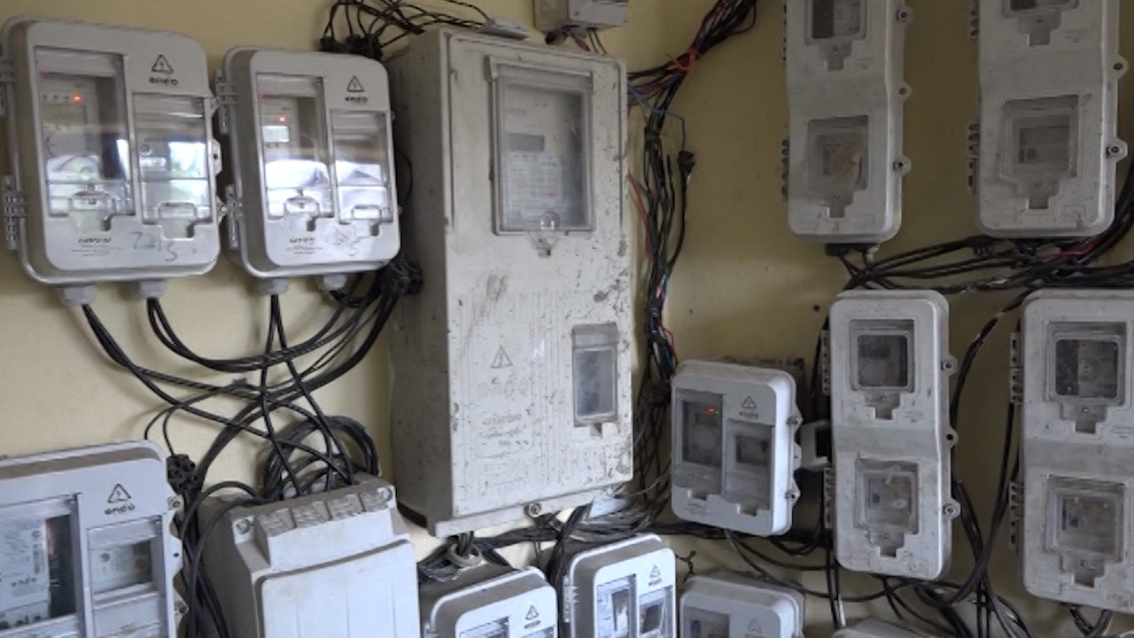 FRAUDE SUR L'ÉLECTRICITÉ : LE GOUVERNEMENT DÉBRANCHE DES MÉNAGES ET DES ENTREPRISES À DOUALA